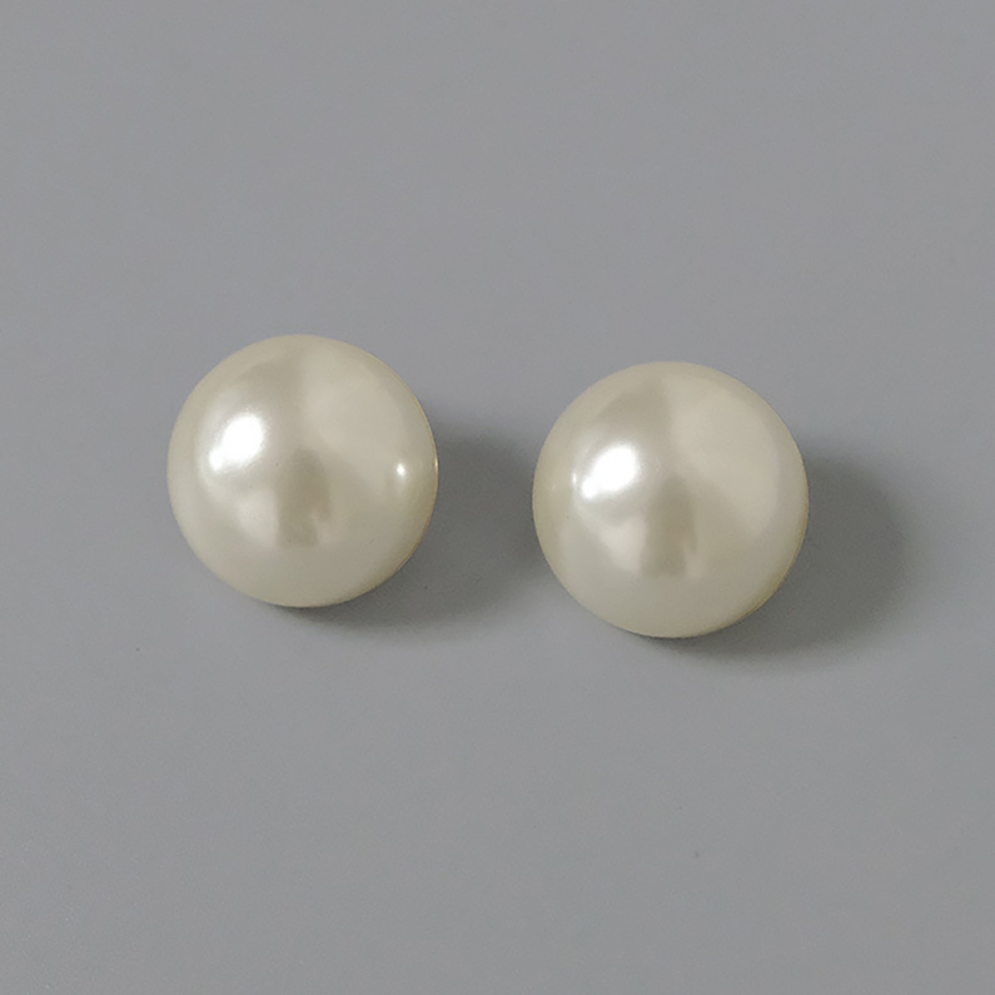 Chunky Pearl Stud Earrings Gift wedding influencer styling KOL / Youtuber / Celebrity / Fashion Icon