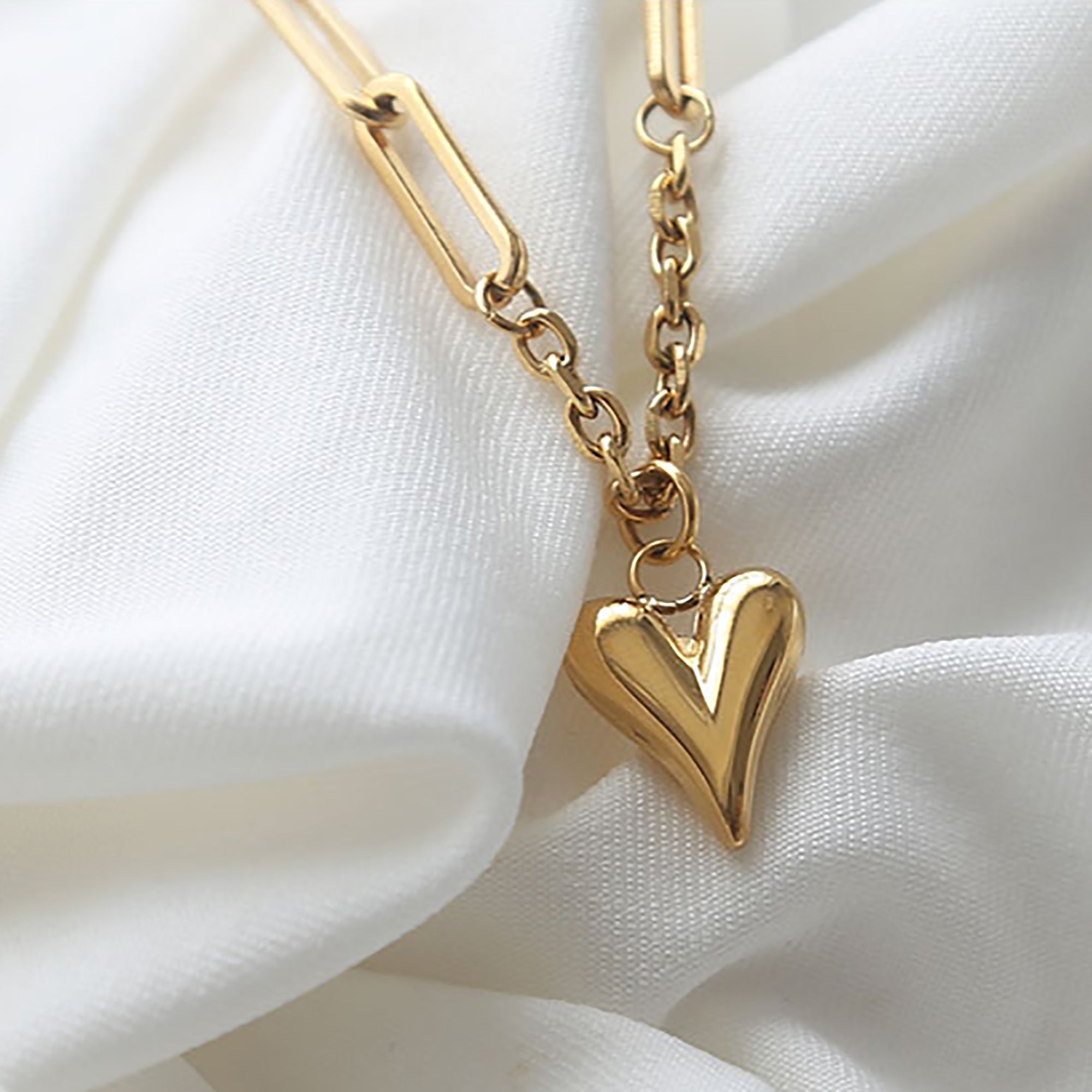 18K Gold Plated Heart Pendant Necklace Gift wedding influencer styling KOL / Youtuber / Celebrity / Fashion Icon picked