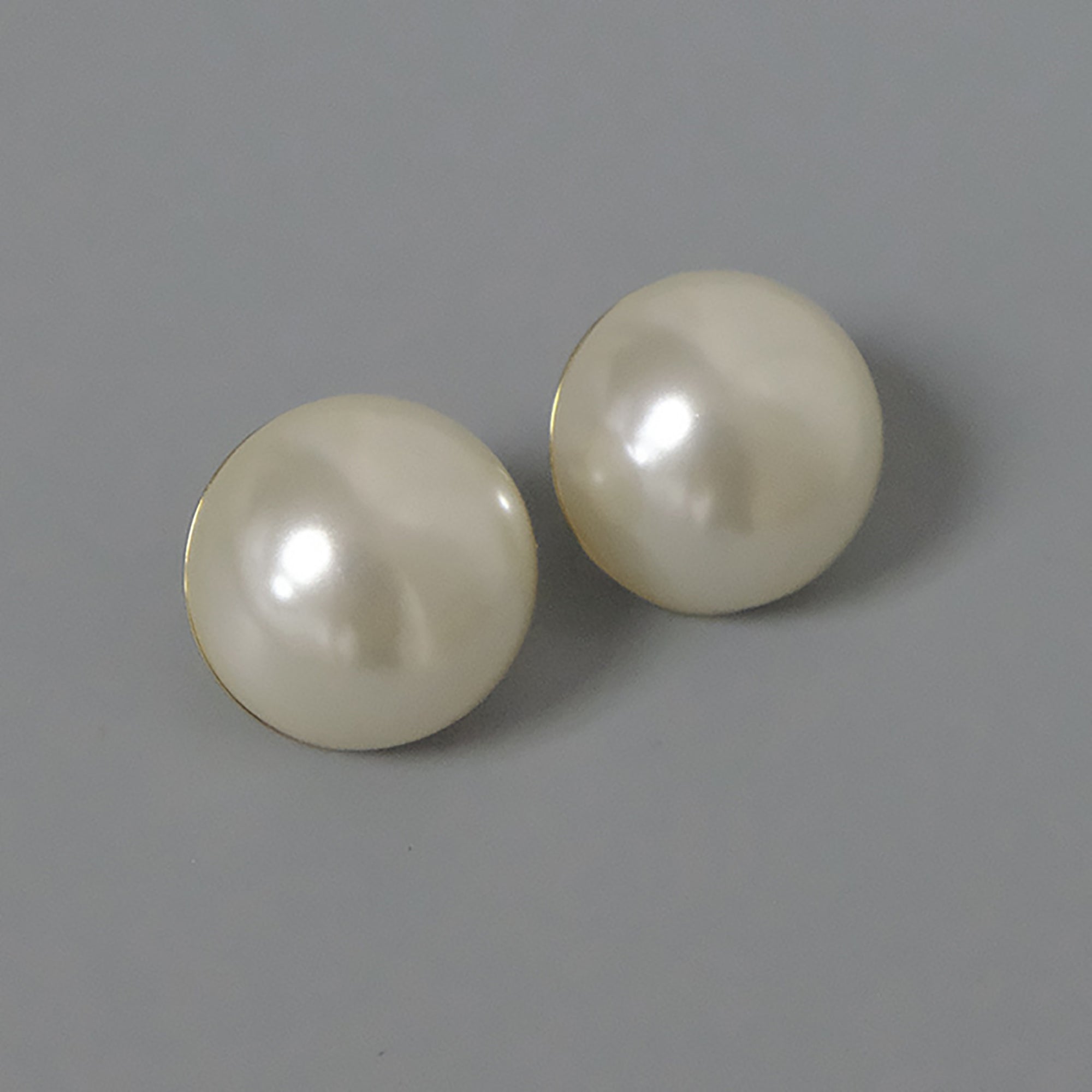 Chunky Pearl Stud Earrings Gift wedding influencer styling KOL / Youtuber / Celebrity / Fashion Icon