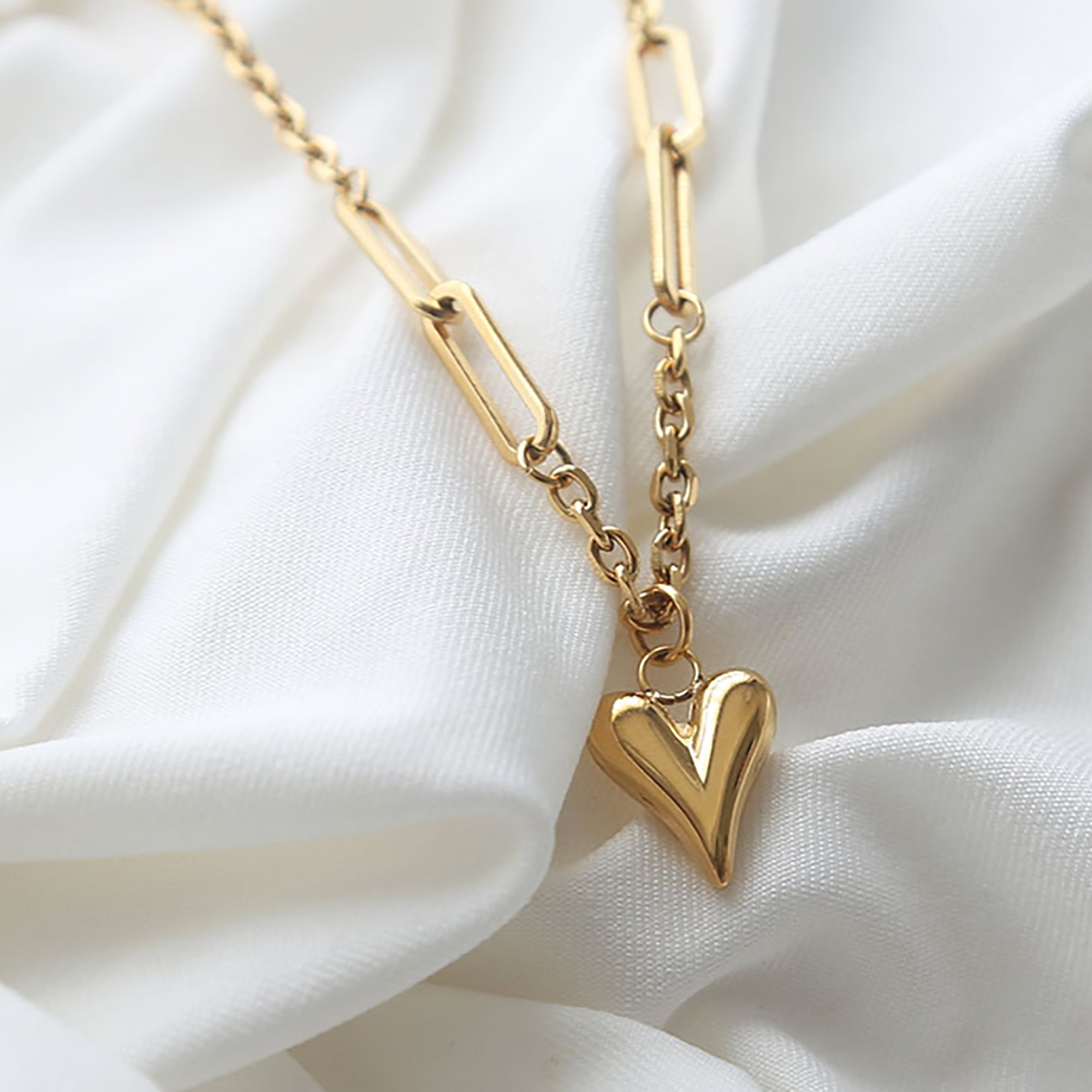 18K Gold Plated Heart Pendant Necklace Gift wedding influencer styling KOL / Youtuber / Celebrity / Fashion Icon picked